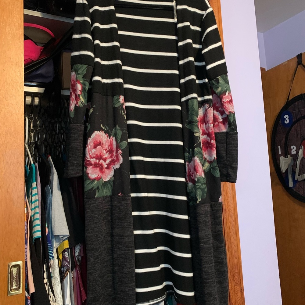 A.gain flower and striped cardigan